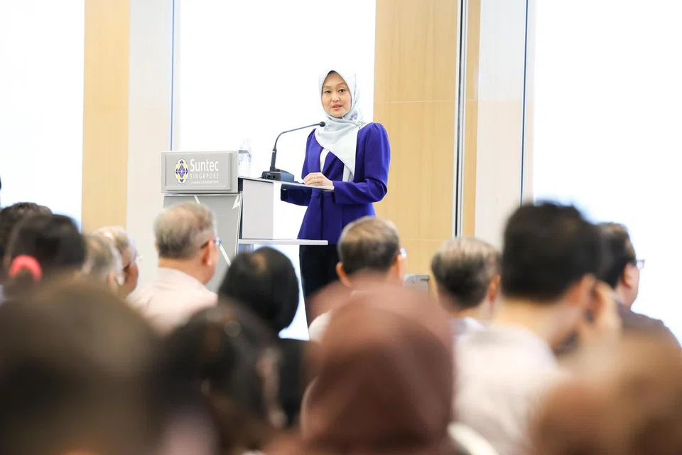 SOKONGAN PEKERJA PENJAGAAN: Setiausaha Parlimen Kanan (Kesihatan), Cik Rahayu Mahzam, galak pekerja penjagaan kesihatan supaya bersikap terbuka untuk menyesuaikan diri dan memainkan pelbagai peranan dalam masyarakat yang menua.