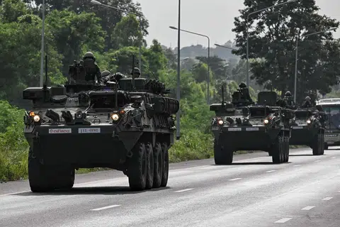 Anggota tentera Diraja Thailand dilihat berada di atas kenderaan berperisai di sebuah jalan di wilayah Chachoengsao pada 24 Julai 2025. Thailand telah melancarkan serangan udara ke atas sasaran ketenteraan Kemboja pada tarikh yang sama, manakala Kemboja membalas dengan tembakan roket dan artileri yang mengorbankan sekurang-kurangnya 11 orang awam, dalam satu peningkatan dramatik terhadap pertikaian sempadan yang telah berlarutan sejak sekian lama antara kedua-dua negara jiran.