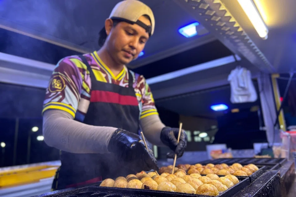 Encik Syukur Mohd Yazid menawarkan resipi takoyaki milik neneknya yang berasal dari Jepun untuk menarik pelanggan. Selain takoyaki, beliau juga mempunyai kemahiran untuk menghasilkan sushi.