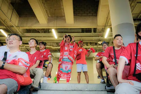ANFIELD KE SINGAPURA: Encik Mohammad Muhaimin berdiri di belakang stadium, sambil mendendangkan irama setiap lagu berserta sorakan, membakar semangat penonton yang penuh ghairah. Beliau ingin meriahkan suasana stadium yang dipenuhi 50,000 peminat bola sepak. Ia seolah-olah bagaikan suasana di Anfield, yang dianggap sebagai antara stadium popular di dunia.