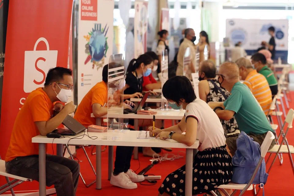 PELUANG PEKERJAAN: Pertubuhan Kerjasama dan Pembangunan Ekonomi (OECD) meramalkan pemulihan dalam peluang pekerjaan dijangka berlaku selepas 2021. - Foto ZAOBAO 