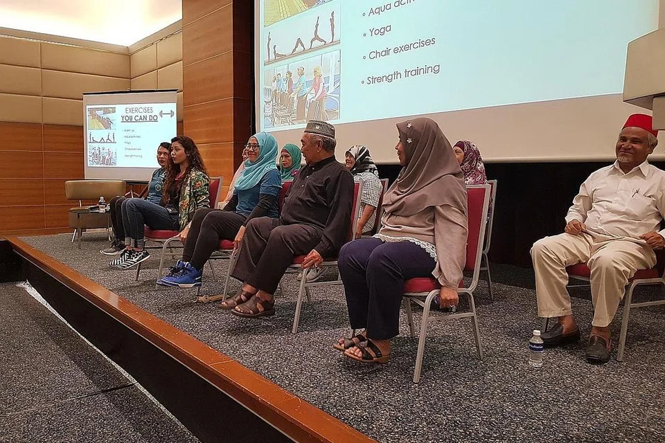 Riuh-rendah sekitar seminar - DAPATKAN PENYERTAAN HADIRIN: Cik Nawal memimpin sesi bersenam dengan memanggil beberapa peserta naik ke pentas lalu melakukan senaman ketika duduk. - Foto M.O. SALLEH