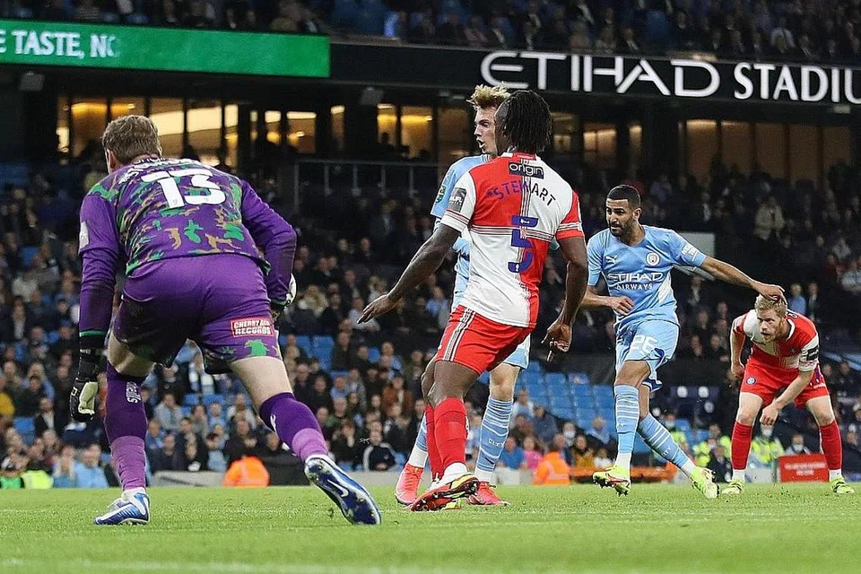 TUNJUK HEBAT: Riyad Mahrez (dua dari kanan) menjaringkan dua gol untuk membantu City bangkit selepas ketinggalan semasa kemenangan besar pasukannya 6-1 ke atas Wycombe. - Foto REUTERS