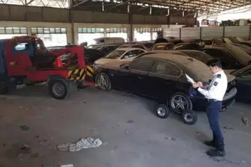 DISIMPAN LEBIHI TEMPOH: Dijalankan di beberapa lokasi pada 7 Jun lalu melibatkan pemilik dan peniaga kereta bagi mengesan kenderaan didaftar semula yang diisytiharkan sebagai telah dieksport atau disimpan melebihi tempoh yang dibenarkan bagi tujuan melupuskannya. - Foto LTA