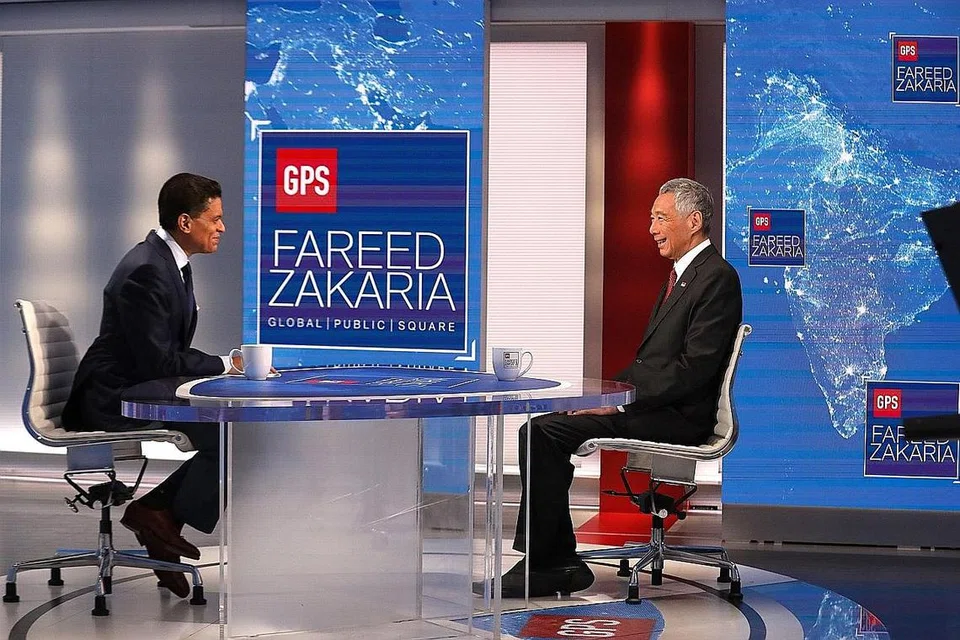 MENGONGSI PANDANGAN: PM Lee Hsien Loong (kanan) mengongsi pandangan mengenai hubungan Amerika Syarikat-China yang menjejas Asia, serta ketegangan yang berlaku di Hongkong dalam temu ramah dengan Encik Fareed Zakaria dalam program GPS stesen penyiaran Amerika, CNN. - Foto MCI