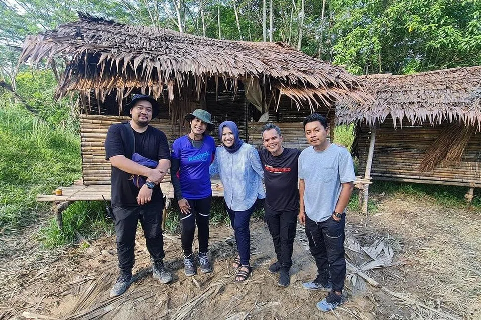 KETANGKASAN DIPERLUKAN: (Dari kiri) Penerbit eksekutif 'Dilema Dania', Encik Safiyuddin Razif, penerbit Cik Nusaibah Abdul Rahim, penulis naskhah drama Cik Umie Isa, pengarah Encik Faisal Ishak dan pengarah fotografi Encik Ezad Sani di set perkampungan suku kaum Rimbun yang dibina segera di hutan Sarimbun dalam tempoh pandemik Covid-19 apabila penggambaran tidak dapat dibuat di luar negara.