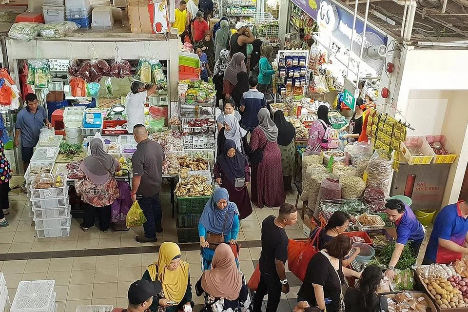 SIBUK MEMBELI: Ramai pembeli terutama kaum ibu dilihat membeli bahan masakan di pasar Geylang Serai semalam bagi rumah terbuka dan juga masakan harian mereka. - Foto BH oleh SRI AFIQAH HAMIR