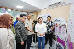 Timbalan Perdana Menteri, Encik Heng Swee Keat (dua dari kiri), bersama (dari kiri) Pengarah Eksekutif Casa Raudha, Cik Zaharah Ariff; Pengerusi Singapore Pools, Encik Kai Nargolwala; Anggota Pengasas dan Anggota Lembaga Casa Raudha, Encik Hamzah Abdul Mutalib; dan Pengerusi Casa Raudha, Cik Shahrany Hassan, meninjau kemudahan baru Casa Raudha Cares pada 22 Februari.