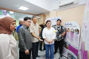 Timbalan Perdana Menteri, Encik Heng Swee Keat (dua dari kiri), bersama (dari kiri) Pengarah Eksekutif Casa Raudha, Cik Zaharah Ariff; Pengerusi Singapore Pools, Encik Kai Nargolwala; Anggota Pengasas dan Anggota Lembaga Casa Raudha, Encik Hamzah Abdul Mutalib; dan Pengerusi Casa Raudha, Cik Shahrany Hassan, meninjau kemudahan baru Casa Raudha Cares pada 22 Februari.