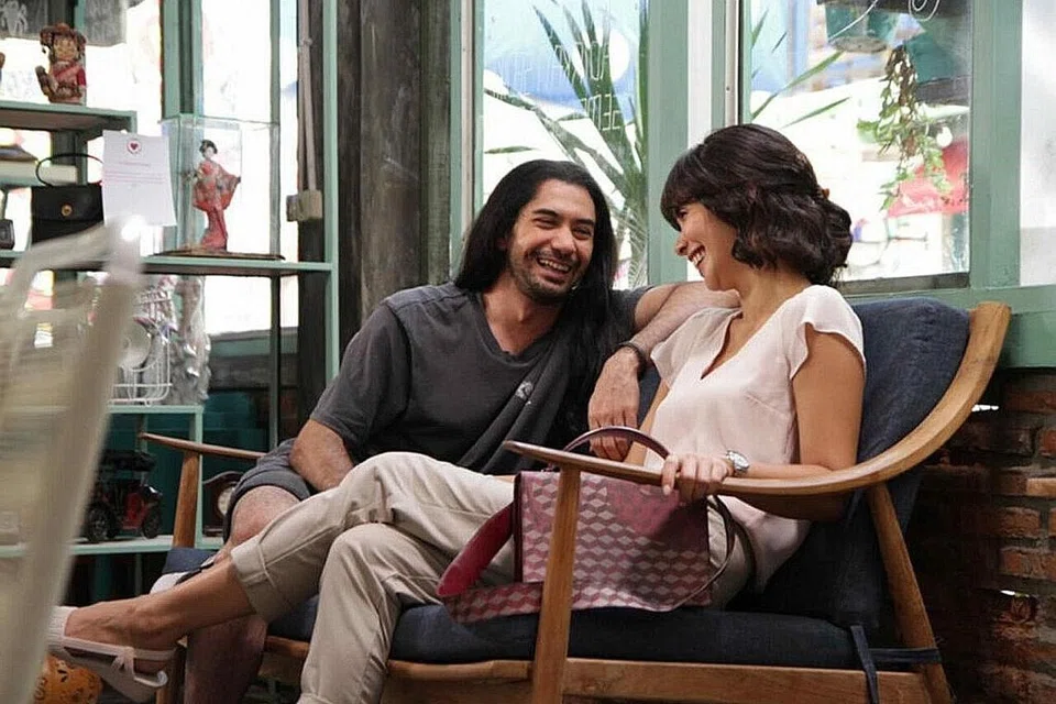 TOKO BARANG MANTAN: Filem 'Toko Barang Mantan' ini adalah drama komedi romantis Indonesia tahun 2020 yang disutradarai oleh Viva Westi. Film ini dibintangi oleh Reza Rahadian dan Marsha Timothy. - Foto NETFLIX 