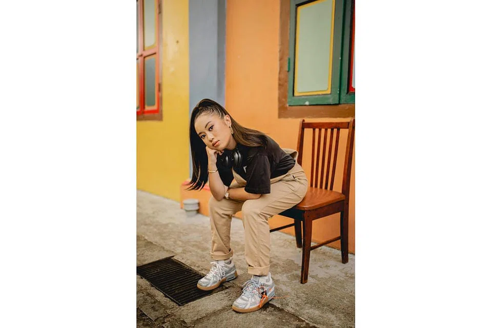 SIBUKKAN DIRI DENGAN SENI: Sarah Syazlina ingin pelajari pelbagai ilmu seni dari teroka muzik genre baru seperti 'lo-fi' dalam lagu terkininya 'Risau' dan juga dalami seni bangsawan yang menitikberatkan adat. - Foto KMG