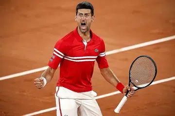 MENANG: Novak Djokovic (gambar) menewaskan Matteo Berrettini pada aksi suku akhir Terbuka Perancis di Paris. - Foto-foto EPA-EFE, AFP