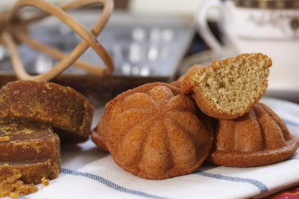 PERISA UNIK: Kemanisan Kuih Bahulu perisa gula Melaka menyegarkan dengan keharuman gula Melaka, daun pandan dan kelapa kering. - Foto-foto BAHULU WARISAN 