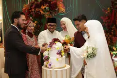 Tiga beradik yang bersanding pada 31 Oktober bersama pasangan masing-masing ketika memotong kek di The Acacia @ Geneo. Mereka ialah (dari kiri) Encik Muhammad Faiz Mohd Fauzi, Cik Hafizah Diana Putri Zulkifly, Encik Muhammad Faris Mohd Fauzi, Cik Nurul Nabilah Mohamed Azahari, Encik Muhammad Rushaidie Ruzain Mohamad Rostam dan Cik Nur Falisha Mohd Fauzi.