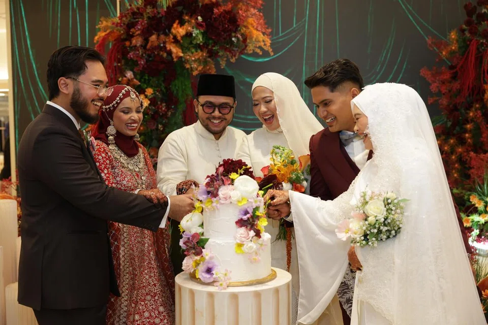 Tiga beradik yang bersanding pada 31 Oktober bersama pasangan masing-masing ketika memotong kek di The Acacia @ Geneo. Mereka ialah (dari kiri) Encik Muhammad Faiz Mohd Fauzi, Cik Hafizah Diana Putri Zulkifly, Encik Muhammad Faris Mohd Fauzi, Cik Nurul Nabilah Mohamed Azahari, Encik Muhammad Rushaidie Ruzain Mohamad Rostam dan Cik Nur Falisha Mohd Fauzi.