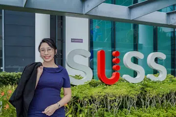 MENYERLAH: Pada usia muda, Dr Nur Atiqah Azhari, kini 29 tahun,  telah memperolehi ijazah kedoktoran (PhD) dalam bidang psikolgi dan merupakan antara pensyarah muda di fakulti Pusat Pengajian Sains Kemanusiaan dan Tingkah Laku di Universiti Sains Sosial Singapura (SUSS).