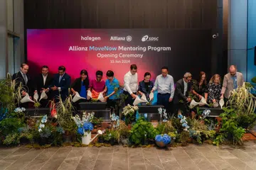 BANTU PERALIHAN: Sebagai tanda simbolik pertumbuhan, ketua pegawai eksekutif, Yayasan Halogen, Ivy Tse (empat dari kiri); ketua pegawai eksekutif serantau Allianz Asia Pasifik, Anusha Thavarajah (lima dari kiri); presiden Majlis Sukan Orang Kurang Upaya Singapura, Dr Teo-Koh Sock Miang (enam dari kiri); dan pasukan kepimpinan kanan merentasi entiti Allianz di Singapura mengambil bahagian dalam majlis menyiram tumbuhan bagi melancarkan Program Pementoran MoveNow di pejabat serantau Allianz pada 16 Januari.
