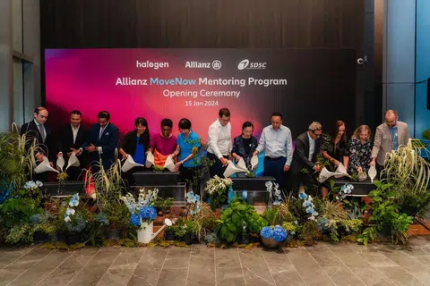 BANTU PERALIHAN: Sebagai tanda simbolik pertumbuhan, ketua pegawai eksekutif, Yayasan Halogen, Ivy Tse (empat dari kiri); ketua pegawai eksekutif serantau Allianz Asia Pasifik, Anusha Thavarajah (lima dari kiri); presiden Majlis Sukan Orang Kurang Upaya Singapura, Dr Teo-Koh Sock Miang (enam dari kiri); dan pasukan kepimpinan kanan merentasi entiti Allianz di Singapura mengambil bahagian dalam majlis menyiram tumbuhan bagi melancarkan Program Pementoran MoveNow di pejabat serantau Allianz pada 16 Januari.