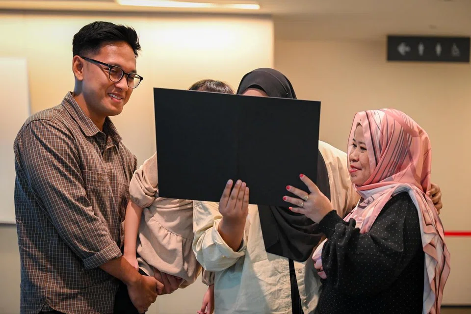 IKTIRAF PEMBANGUNAN KEPERIBADIAN: Huda (dua dari kanan, bukan nama sebenar) adalah antara 24 anak titipan yang telah diiktiraf di Majlis Penyampaian Anugerah bagi Kanak-kanak dan Belia Titipan pada Sabtu. Ibu titipan Huda, Cik Sarimah Amat (kanan) dan abang titipan Huda, Encik Alif Mulyadi Appathi (kiri), bangga dengan kejayaan Huda. 