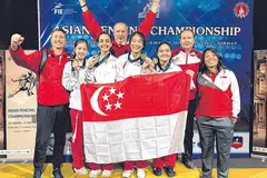 MERAIKAN KECEMERLANGAN: (Dari kiri) Pengurus Marko Milic, pemain pedang Tatiana Wong dan Amita Berthier, ketua jurulatih kebangsaan Andrey Klyushin, pemain pedang Denyse Chan dan Maxine Wong, jurulatih regu kebangsaan Viacheslav Bobok, dan Jurulatih Kesukanan Andrea Chen, di Kejohanan Lawan Pedang Kadet dan Asian Junior di Jordan.PHOTO: FENCING SINGAPORE