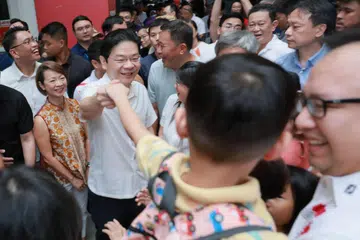 Perdana Menteri, Encik Lawrence Wong (dua dari kiri), beramah-tamah dengan penduduk West Coast yang menghadiri program berpusat pada keluarga, PA Family PLAYGround, pada 13 Julai.