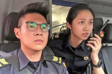 SENTUHAN LUCU: Interaksi antara pemandu Gojek dengan penumpangnya mencetuskan ilham bagi beberapa pihak untuk menyampaikan mesej mereka seperti Pasukan Pertahanan Awam Singapura (SCDF) (gambar atas) dan Angkatan Tentera Udara Republik Singapura (RSAF). - Foto FACEBOOK SCDF