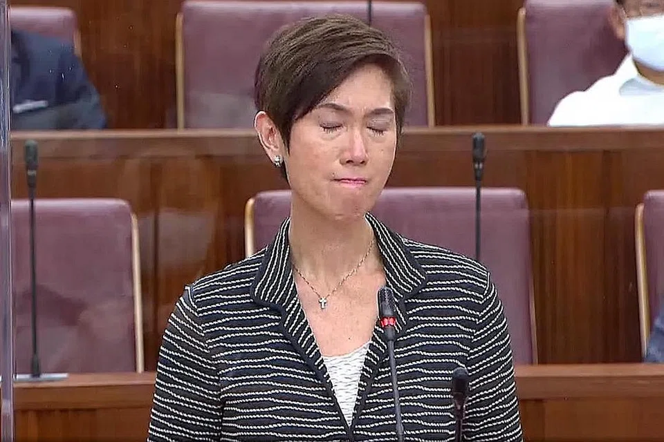 KOMITED MEMBANTU WARGA: Menteri Tenaga Manusia, Cik Josephine Teo, sebak dan menitiskan air mata semasa merumuskan ucapannya. Sebagaimana pekerja menjaga keluarga dan orang-orang tersayang, beliau berkata kementeriannya juga mahu menjaga kepentingan terbaik para pekerja serta berjanji akan mengharungi masa sukar bersama. - Foto GOV.SG
