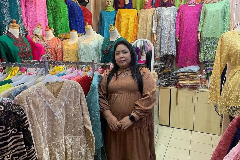 AMBIL MASA: Bagi perniagaan butik pakaian pula, ia lebih perlahan daripada yang dijangkakan. Pemilik butik Angella, Cik Merece dan pemilik butik Ell Collection, Cik Eli Marlina (gambar atas), kedua-duanya menjangka bahawa ia akan mengambil masa yang lebih lama sebelum perniagaan bertambah pulih. Mereka kini menyaksikan hanya 20 dan 5 peratus peningkatan perniagaan. Mereka berharap lebih ramai pelancong dan juga warga setempat akan terus menyokong perniagaan mereka. 