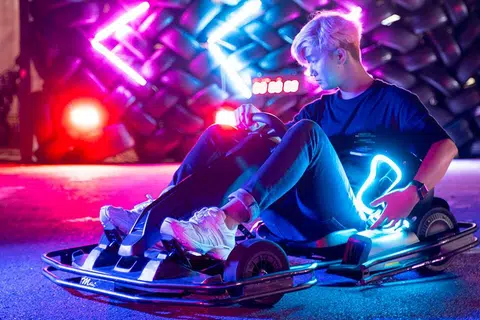 GO-KART: Lumba bersama rakan dan keluarga dalam kegiatan yang menyeronokkan dengan go-kart elektronik. 