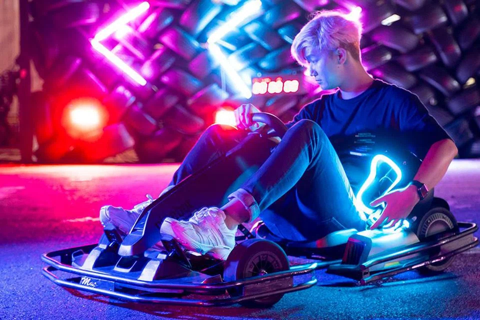 GO-KART: Lumba bersama rakan dan keluarga dalam kegiatan yang menyeronokkan dengan go-kart elektronik. 