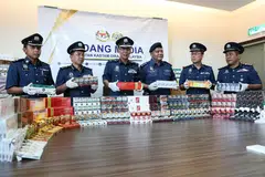 RAMPASAN ROKOK TERBESAR: Pengarah Jabatan Kastam Diraja Malaysia (JKDM) Perak, Datuk Abdul Ghafar Mohamad (tiga dari kiri), menunjukkan rokok pelbagai jenama yang dirampas.