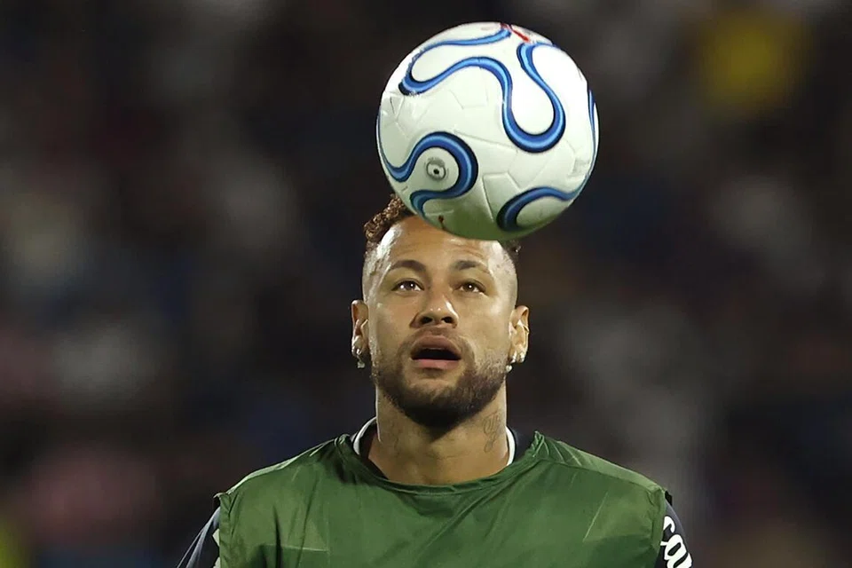 Bekas pemain Barcelona, Neymar, kini bermain untuk kelab Brazil, Santos.