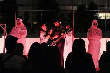 TERSIRAT MAKNA PENTING: Pementasan muzikal 'Sampai Tinggi Mana' yang diarah dan ditulis oleh Encik Nur Muhammad Hidayat Nordin mengupas isu salah tanggap gejala dadah dalam kalangan belia. - Foto ASIF & ARAS PRODUCTIONS