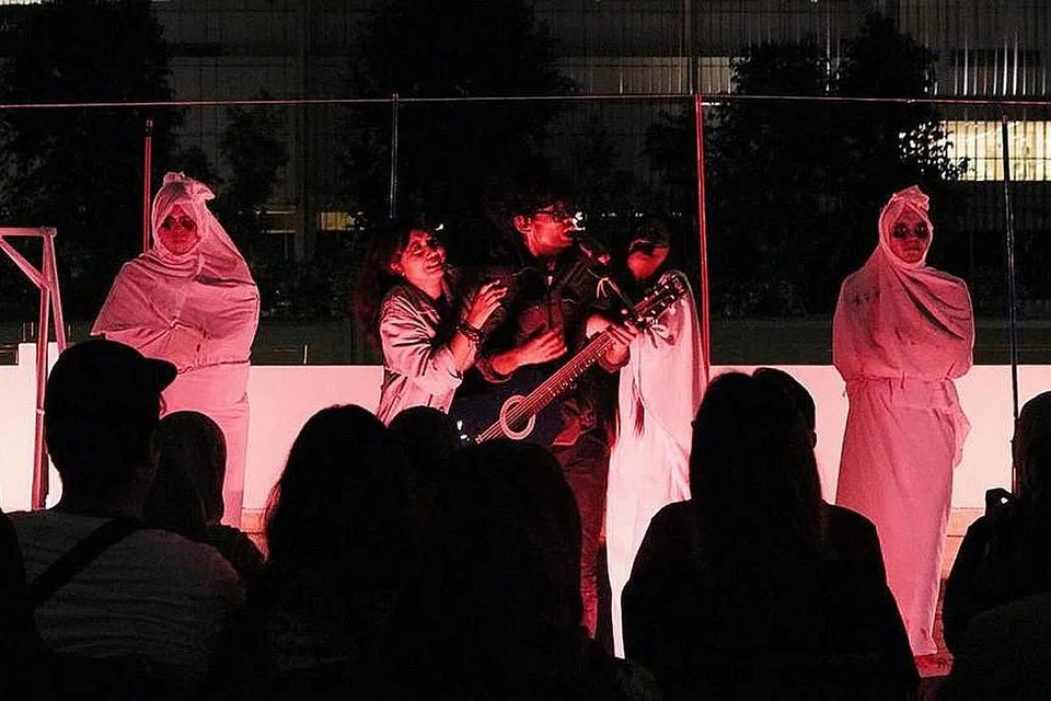 TERSIRAT MAKNA PENTING: Pementasan muzikal 'Sampai Tinggi Mana' yang diarah dan ditulis oleh Encik Nur Muhammad Hidayat Nordin mengupas isu salah tanggap gejala dadah dalam kalangan belia. - Foto ASIF & ARAS PRODUCTIONS