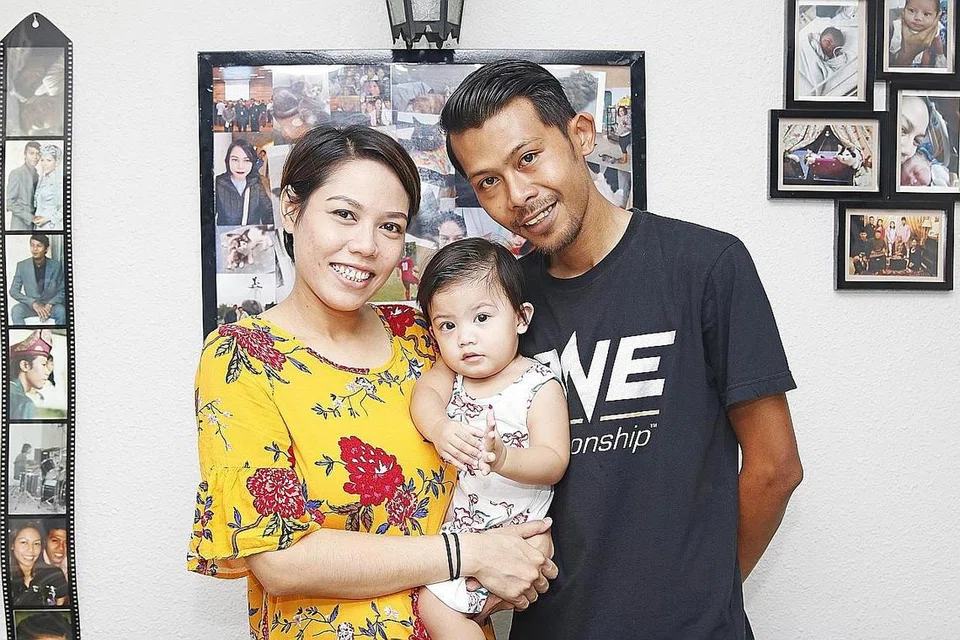 USAH HENTI BERUSAHA: Cik Natasha (kiri) dan suaminya Encik Saiful Fadli telah membulatkan tekad untuk menjalani IVF kedua yang akhirnya membuahkan hasil. Selepas melahirkan anak pertamanya Shayna Nur Nadine (tengah), kini Cik Natasha menyatakan beliau hamil kali kedua tanpa menjalani IVF sekali lagi. - Foto BM oleh JEREMY KWAN