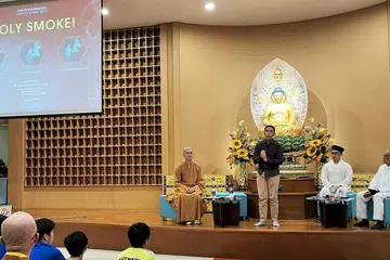 SESI DIALOG: (Dari kiri) Venerable Shi You Guang yang mewakili masyarakat Buddha; Dr Mohamad Maliki Osman, Encik Tay Hung Yong mewakili masyarakat Taoist, serta Encik Ervad Rustom Minocher Ghadiali, mewakili masyarakat Zoroastrian, menyertai sesi dialog antara agama mengenai amalan membakar dalam pelbagai kepercayaan. - Foto WISE SG
