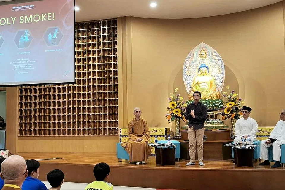SESI DIALOG: (Dari kiri) Venerable Shi You Guang yang mewakili masyarakat Buddha; Dr Mohamad Maliki Osman, Encik Tay Hung Yong mewakili masyarakat Taoist, serta Encik Ervad Rustom Minocher Ghadiali, mewakili masyarakat Zoroastrian, menyertai sesi dialog antara agama mengenai amalan membakar dalam pelbagai kepercayaan. - Foto WISE SG
