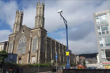 KEMBALI BERNYAWA: Bangunan yang dibina lebih 150 tahun lalu pada 1864 (kiri) di Wales, Britain, dahulunya menempatkan gereja. Setelah lama diabaikan, kini ia digunakan sebagai masjid yang dipanggil Masjid Swansea. - Foto SHAMSUL JANGARODIN