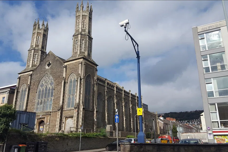 KEMBALI BERNYAWA: Bangunan yang dibina lebih 150 tahun lalu pada 1864 (kiri) di Wales, Britain, dahulunya menempatkan gereja. Setelah lama diabaikan, kini ia digunakan sebagai masjid yang dipanggil Masjid Swansea. - Foto SHAMSUL JANGARODIN