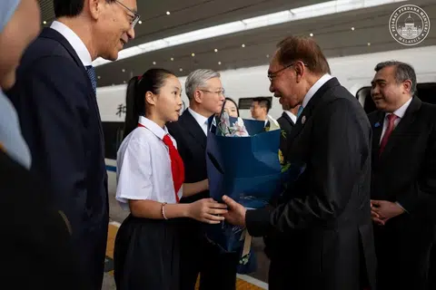 Menteri Pengangkutan, Encik Anthony Loke (kanan) mengiringi Perdana Menteri Malaysia, Datuk Seri Anwar Ibrahim (dua dari kanan) dalam lawatan kerja tiga hari ke Shanghai dan Hangzhou, China.