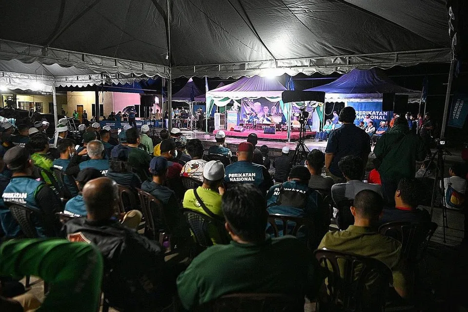 PRU15 MERCU TANDA: PRU15, yang baru berakhir berpotensi menjadi PRU mercu tanda yang mencarta hala tuju Malaysia sebagai sebuah negara. Ia juga akan diingati sebagai pilihan raya umum pertama di mana pengundi lebih muda yang berusia 18-20 tahun dibenar mengundi. - Foto BM oleh ARIFFIN JAMAR