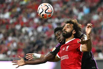 BEREBUT BOLA: Penyerang Liverpool Mohamed Salah (kanan) dan pemain pertahanan Bayern Munich Alphonso Davies bergelut untuk mendapatkan bola. 