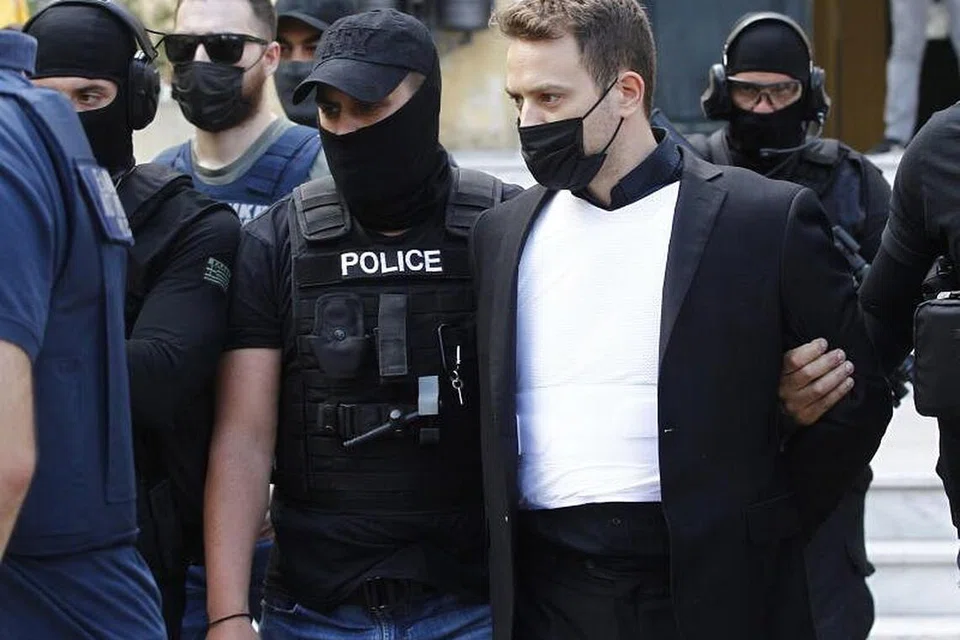 MENGAKU BUNUH ISTERI: Juruterbang Babis Anagnostopoulos, suami Cik Caroline Crouch, wanita yang awalnya dikatakan dibunuh sekumpulan perompak, ditangkap polis setelah beliau mengaku membunuh isterinya. - Foto EPA-EFE/ALEXNDROS VLACHOS