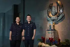 HURAI KES JENAYAH: Pegawai Pemantau, Inspektor Balai (SI) Siti Shamsiah Mohamad Deshah (kiri), dari  Pusat Komand Operasi Polis (POCC) dan Pegawai Pasukan Bertindak Serangan Jenayah, Staf Sarjan Kanan (SSSGT) Tay Jian Long dari Pusat Polis Kejiranan Sengkang menyelesaikan kes jenayah dengan bantuan kamera polis. 