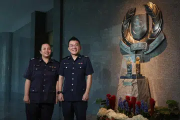 HURAI KES JENAYAH: Pegawai Pemantau, Inspektor Balai (SI) Siti Shamsiah Mohamad Deshah (kiri), dari  Pusat Komand Operasi Polis (POCC) dan Pegawai Pasukan Bertindak Serangan Jenayah, Staf Sarjan Kanan (SSSGT) Tay Jian Long dari Pusat Polis Kejiranan Sengkang menyelesaikan kes jenayah dengan bantuan kamera polis. 