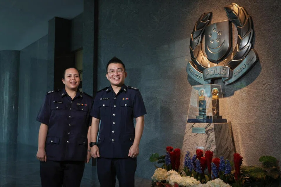 HURAI KES JENAYAH: Pegawai Pemantau, Inspektor Balai (SI) Siti Shamsiah Mohamad Deshah (kiri), dari  Pusat Komand Operasi Polis (POCC) dan Pegawai Pasukan Bertindak Serangan Jenayah, Staf Sarjan Kanan (SSSGT) Tay Jian Long dari Pusat Polis Kejiranan Sengkang menyelesaikan kes jenayah dengan bantuan kamera polis. 