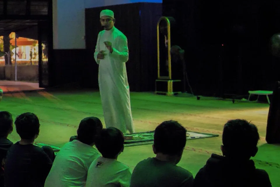 KONGSI ILMU AGAMA: Peserta dilatih bangun seawal 4 pagi bagi mendirikan solat qiamullail berjemaah bersama Ustaz Abdul Rahman Salam dan diajarkan kelebihan membaca Al-Quran. 