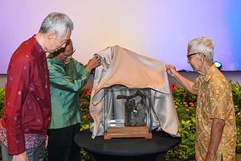 Menteri Bertanggungjawab bagi Ehwal Masyarakat Islam, Encik Masagos Zulkifli Masagos Mohamad, (dua dari kiri) dan pakar tembikar serta penerima Pingat Kebudayaan, Dr Iskandar Jalil, (kanan) memberikan hadiah penghargaan istimewa merupakan arca yang diberi nama, In Conversation, kepada Encik Lee Hsien Loong.