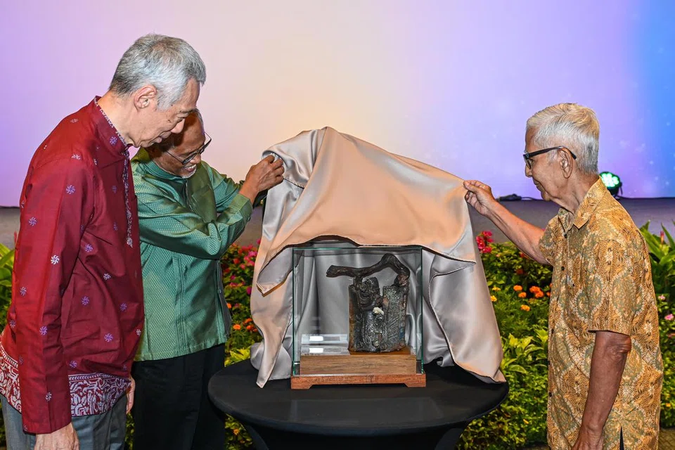 Menteri Bertanggungjawab bagi Ehwal Masyarakat Islam, Encik Masagos Zulkifli Masagos Mohamad, (dua dari kiri) dan pakar tembikar serta penerima Pingat Kebudayaan, Dr Iskandar Jalil, (kanan) memberikan hadiah penghargaan istimewa merupakan arca yang diberi nama, In Conversation, kepada Encik Lee Hsien Loong.