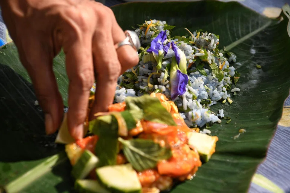 NASI KERABU: Hidangan ini sarat serat, vitamin dan antioksidan.